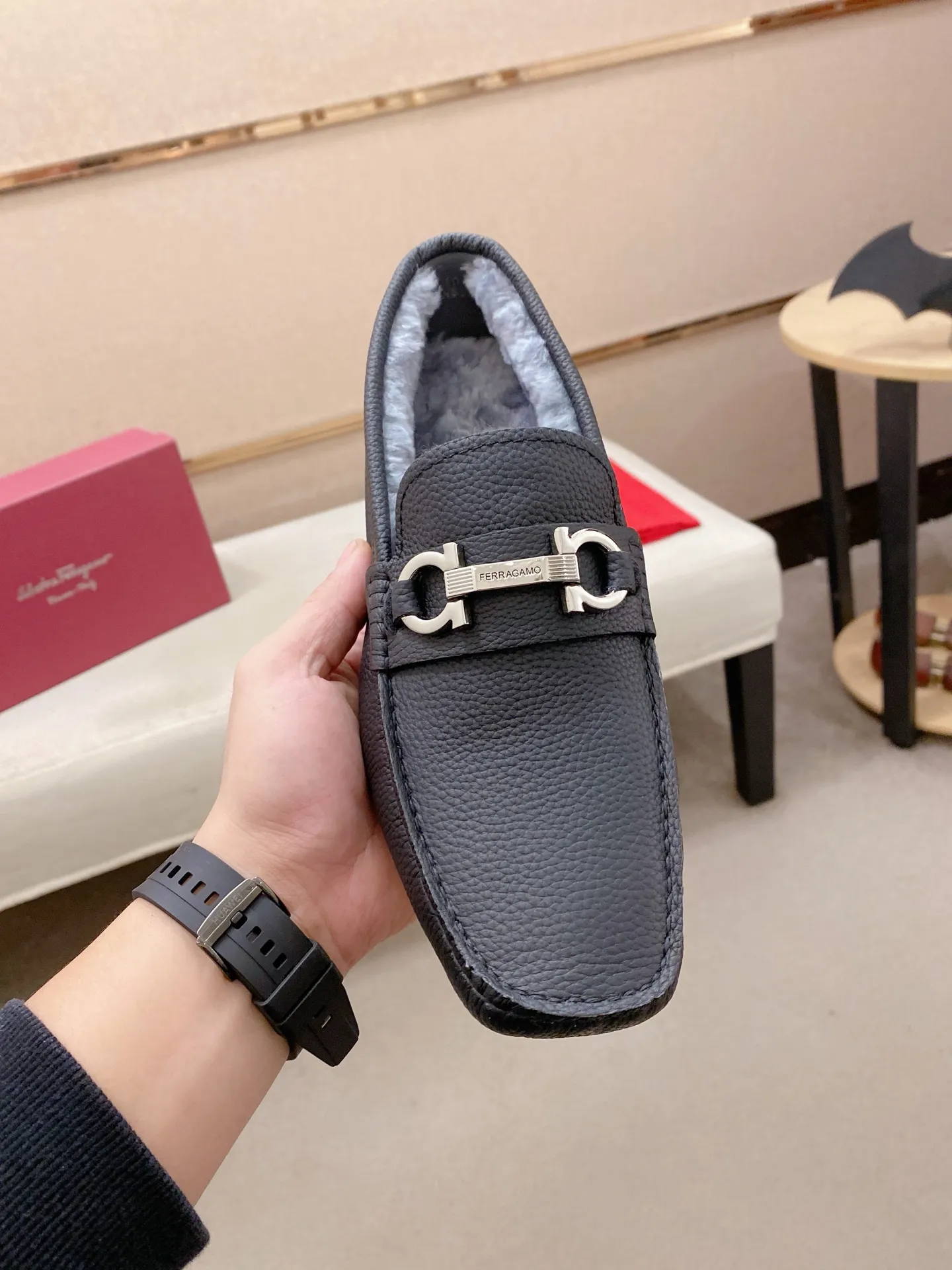 Factory price: 540💰High-end quality! Ferragamo🆕🆕Exclusive hot-selling products in stock🔥🔥New products on the shelves, high-quality Ferragamo men's pea shoes, high-end casual driving shoes, with complete packaging! 💪 💪 Material: imported first-layer cowhide 🐂 + imported high-quality wool lining + wear-resistant outsole 👍🏻👍🏻 Features: high-end and comfortable, purely handmade 🚀 🚀 Create the perfect shoes that suit you best 🔥 🔥 Size: (38-44) 45 standard size can be customized!